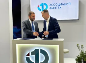 Банк Уралсиб и «Сравни» подписали соглашение о стратегическом партнерстве в сфере цифровых финансовых услуг