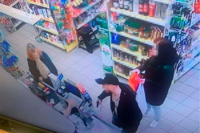 Ð Ð¢ÑÐ»Ðµ Ð·Ð°Ð´ÐµÑÐ¶Ð°Ð½ Ð¼ÑÐ¶ÑÐ¸Ð½Ð°, ÑÐ³ÑÐ¾Ð¶Ð°Ð²ÑÐ¸Ð¹ Ð¿ÑÐ¾Ð´Ð°Ð²ÑÑ ÑÑÐ¿ÐµÑÐ¼Ð°ÑÐºÐµÑÐ° Ð¿Ð¸ÑÑÐ¾Ð»ÐµÑÐ¾Ð¼