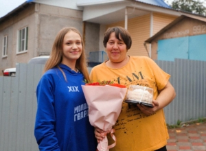 Волонтеры «Единой России» поздравили работника сельского хозяйства с профессиональным праздником