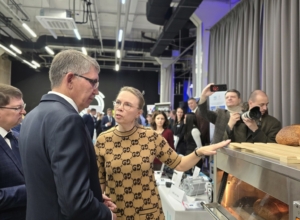 Дмитрий Миляев осмотрел стенды тульских предприятий-участников Клуба молодых промышленников