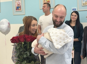 В Туле новоиспеченных пап поздравили с Днем отца прямо в роддоме