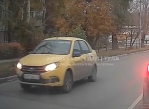 Таксист пропустил поворот и «вернулся» к перекрестку задним ходом. Видео