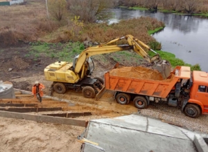 Ремонт моста через Красивую Мечу: водоотвод смонтирован, идет усиление полотна