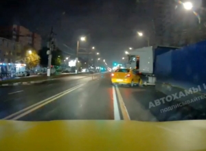 «Ðн попеÑек, ÑÑо ли, ÑобиÑалÑÑ?»: ÑÑлÑк на Renault вÑезалÑÑ Ð² пеÑегоÑодивÑÑÑ Ð´Ð¾ÑÐ¾Ð³Ñ ÑÑÑÑ Â«Ðн попеÑек, ÑÑо ли, ÑобиÑалÑÑ?»: ÑÑлÑк на Renault вÑезалÑÑ Ð² пеÑегоÑодивÑÑÑ Ð´Ð¾ÑÐ¾Ð³Ñ ÑÑÑÑ