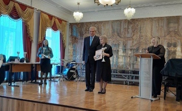 Ð©ÐµÐºÐ¸Ð½ÑÐºÐ¸Ð¹ Ð¿ÐµÐ´Ð°Ð³Ð¾Ð³ ÑÑÐ°Ð»Ð° Ð»Ð°ÑÑÐµÐ°ÑÐ¾Ð¼ ÐºÐ¾Ð½ÐºÑÑÑÐ° Â«ÐÑÐ¾ÑÐµÑÑÐ¸Ð¾Ð½Ð°Ð»Â»