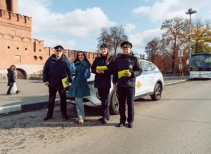 Сотрудники ГИБДД дарили тулякам презенты в День автомобилиста