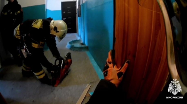 Ð ÐÐ¾Ð²Ð¾Ð¼Ð¾ÑÐºÐ¾Ð²ÑÐºÐµ Ð¿ÐµÐ½ÑÐ¸Ð¾Ð½ÐµÑÐºÐ° Ð½Ðµ Ð¼Ð¾Ð³Ð»Ð° Ð¿Ð¾Ð´Ð½ÑÑÑÑÑ Ð¿Ð¾ÑÐ»Ðµ Ð¿Ð°Ð´ÐµÐ½Ð¸Ñ. ÐÐ§Ð¡ Ð²ÑÐºÑÑÐ²Ð°Ð»Ð¾ Ð´Ð²ÐµÑÑ ÐºÐ²Ð°ÑÑÐ¸ÑÑ Ð±ÐµÐ½Ð·Ð¾ÑÐµÐ·Ð¾Ð¼