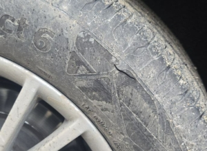 В центре Тулы неизвестный режет колеса иномаркам средь бела дня