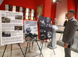 Алексей Эрк и депутаты приняли участие в открытии выставки «Во все времена. Медики на фронтах войны»