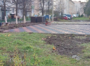 В Заокском поселке благоустраивают детскую площадку