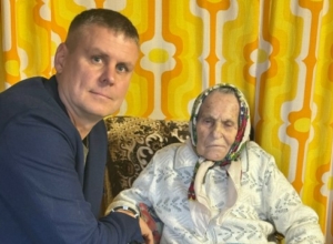 Сергей Пиший поздравил воловчанку с юбилеем