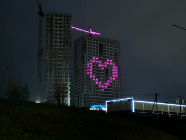 Ð ÑÑÐ»ÑÑÐºÐ¾Ð¹ Ð½Ð¾Ð²Ð¾ÑÑÑÐ¾Ð¹ÐºÐµ Ð·Ð°Ð¶Ð³Ð»Ð¾ÑÑ ÑÐµÑÐ´ÑÐµ Ð¸Ð· Ð¾ÐºÐ¾Ð½