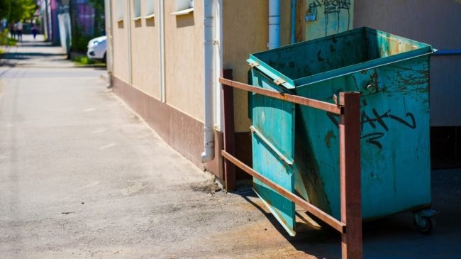 Ð¢ÑÐ»ÑÐº Ð¿Ð¾Ð»ÑÑÐ¸Ð» ÑÑÑÐ°Ñ Ð·Ð° ÑÐ¾, ÑÑÐ¾ Ð²ÑÐ±ÑÐ¾ÑÐ¸Ð» Ð¼ÐµÑÑÐ²ÑÑ ÑÐ¾Ð±Ð°ÐºÑ Ð² Ð¼ÑÑÐ¾ÑÐ½ÑÐ¹ ÐºÐ¾Ð½ÑÐµÐ¹Ð½ÐµÑ