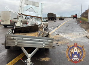 На трассе М-4 в Тульской области иномарка врезалась в прицеп и сбила пешехода