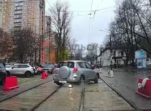 Транспортный ад на Михеева: машины тульских водителей заносит на разрытых трамвайных путях