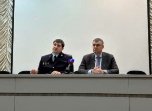 Долгий разговор по телефону и ночной поход к банкомату: по каким причинам могут заблокировать карту