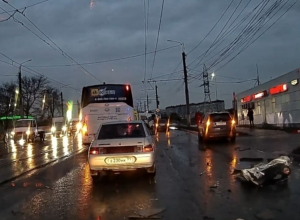 В Туле на Пролетарской произошло смертельное ДТП: трамвай сошел с рельс, два человека погибло
