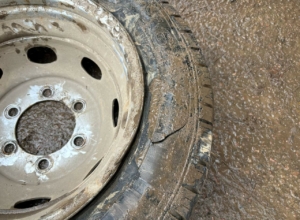 Транспортный ад на улице Михеева: туляк порезал шины о рельсы