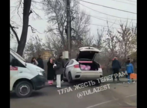 В Туле молодая девушка за рулем BMW не справилась с управлением: в аварии пострадали четверо