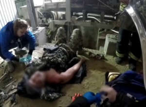 Спасатели помогли туляку, зажатому транспортерной лентой на производстве. Видео