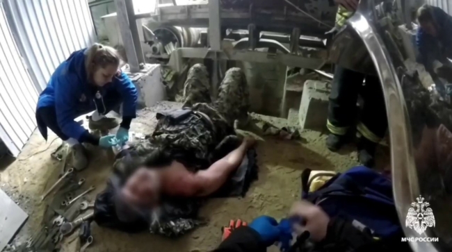 Ð¡Ð¿Ð°ÑÐ°ÑÐµÐ»Ð¸ Ð¿Ð¾Ð¼Ð¾Ð³Ð»Ð¸ ÑÑÐ»ÑÐºÑ, Ð·Ð°Ð¶Ð°ÑÐ¾Ð¼Ñ ÑÑÐ°Ð½ÑÐ¿Ð¾ÑÑÐµÑÐ½Ð¾Ð¹ Ð»ÐµÐ½ÑÐ¾Ð¹ Ð½Ð° Ð¿ÑÐ¾Ð¸Ð·Ð²Ð¾Ð´ÑÑÐ²Ðµ. ÐÐ¸Ð´ÐµÐ¾