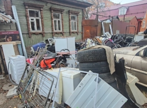 «Не мусор несем, а растим Кулибиных»: туляки годами борются с соседями-плюшкиными