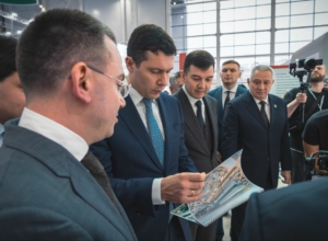 Антон Алиханов посетил стенд ГК «Полипласт» на выставке «Химия-2025»