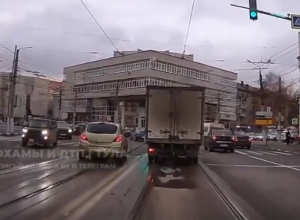 В Туле водитель внаглую ехал по встречным трамвайным путям. Видео