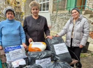 Окопные свечи, масккостюмы и шторы: гуманитарная отправка из Алексина