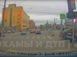 Туляк на Ford Focus проехал зебру на красный и перегородил перекресток