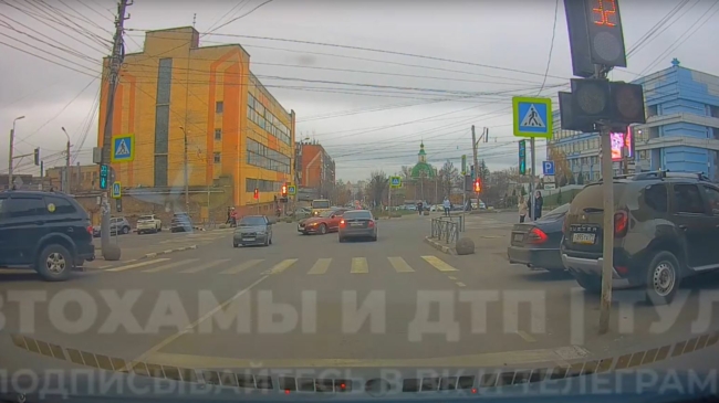 Ð¢ÑÐ»ÑÐº Ð½Ð° Ford Focus Ð¿ÑÐ¾ÐµÑÐ°Ð» Ð·ÐµÐ±ÑÑ Ð½Ð° ÐºÑÐ°ÑÐ½ÑÐ¹ Ð¸ Ð¿ÐµÑÐµÐ³Ð¾ÑÐ¾Ð´Ð¸Ð» Ð¿ÐµÑÐµÐºÑÐµÑÑÐ¾Ðº