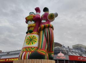 Пятиметровая филимоновская игрушка появилась рядом с Московским вокзалом