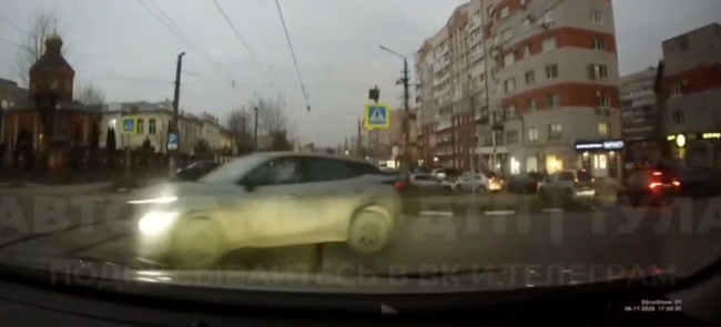 Ð Ð¢ÑÐ»Ðµ Ð²Ð¾Ð´Ð¸ÑÐµÐ»Ñ Changan UNI-S ÐµÐ´Ð²Ð° Ð½Ðµ ÑÐ¿ÑÐ¾Ð²Ð¾ÑÐ¸ÑÐ¾Ð²Ð°Ð» ÐÐ¢Ð. ÐÐ¸Ð´ÐµÐ¾