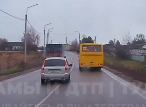 В Тульской области сняли лихача, обгоняющего автобус с детьми по встречке