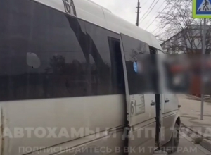 «Он мой!»: маршрутка в Туле подрезала машину, чтобы подхватить пассажира