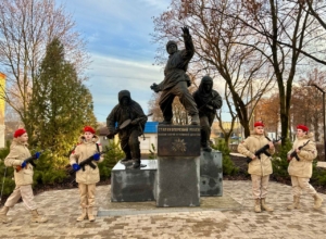 Сквер имени 239-й стрелковой дивизии открыли в Новомосковске после благоустройства