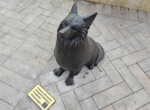 В тульском сквере имени Грамолиной появилась скульптура собаки Манюни