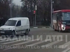 Автобус № 44 «догнал» легковушку на тульском перекрестке улицы Карпова и Октябрьской