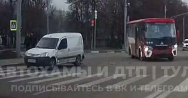 ÐÐ²ÑÐ¾Ð±ÑÑ â 44 Â«Ð´Ð¾Ð³Ð½Ð°Ð»Â» Ð»ÐµÐ³ÐºÐ¾Ð²ÑÑÐºÑ Ð½Ð° ÑÑÐ»ÑÑÐºÐ¾Ð¼ Ð¿ÐµÑÐµÐºÑÐµÑÑÐºÐµ ÑÐ»Ð¸ÑÑ ÐÐ°ÑÐ¿Ð¾Ð²Ð° Ð¸ ÐÐºÑÑÐ±ÑÑÑÐºÐ¾Ð¹