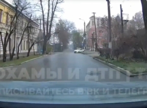 Туляк дважды проехал по встречке на перекрестке и залез на тротуар