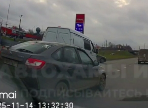 «Еле увернулся»: в Туле водитель «Гранты» без поворотника начал перестраиваться в другую полосу