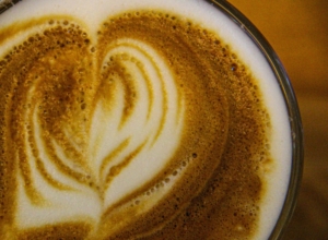 Одна чашка — как праздник. Почему дорожает кофе и можно ли найти ему замену?