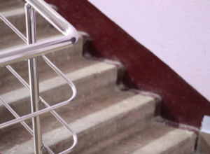 Рисовала кресты в подъезде и лила святую воду: туляк оспорил компенсацию за нападение на соседку