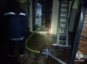 В Туле на улице Ушинского загорелся частный дом, госпитализирован мужчина