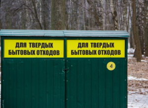 «Перформанс или инсталляция?» В Туле неудачно припаркованную Lada Vesta завалили мусором