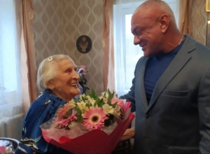 Глава ясногорской администрации поздравил Надежду Гусакову со 100-летним юбилеем