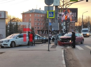 «Опель» вылетел на тротуар, а «ситроен» врезался в столб: у Комсомольского парка произошло ДТП