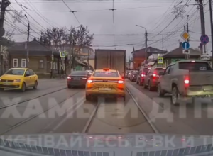 Объявил «коричневый код», остановил встречку: в Туле водитель Toyota Camry повернул со встречной полосы