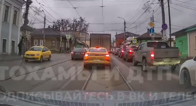 ÐÐ±ÑÑÐ²Ð¸Ð» Â«ÐºÐ¾ÑÐ¸ÑÐ½ÐµÐ²ÑÐ¹ ÐºÐ¾Ð´Â», Ð¾ÑÑÐ°Ð½Ð¾Ð²Ð¸Ð» Ð²ÑÑÑÐµÑÐºÑ: Ð² Ð¢ÑÐ»Ðµ Ð²Ð¾Ð´Ð¸ÑÐµÐ»Ñ Toyota Camry Ð¿Ð¾Ð²ÐµÑÐ½ÑÐ» ÑÐ¾ Ð²ÑÑÑÐµÑÐ½Ð¾Ð¹ Ð¿Ð¾Ð»Ð¾ÑÑ