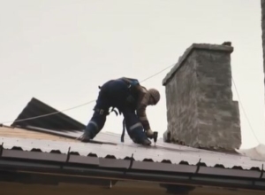 В узловском ЦО № 14 ремонтируют кровлю